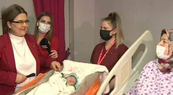 Aile ve Sosyal Hizmetler Bakanı Yanık Ankara’da yeni yılın ilk bebeğini ziyaret etti
