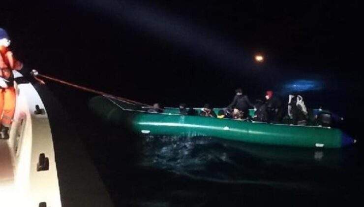 Denizin ortasında mahsur kaldılar! 17 kaçak göçmen kurtarıldı
