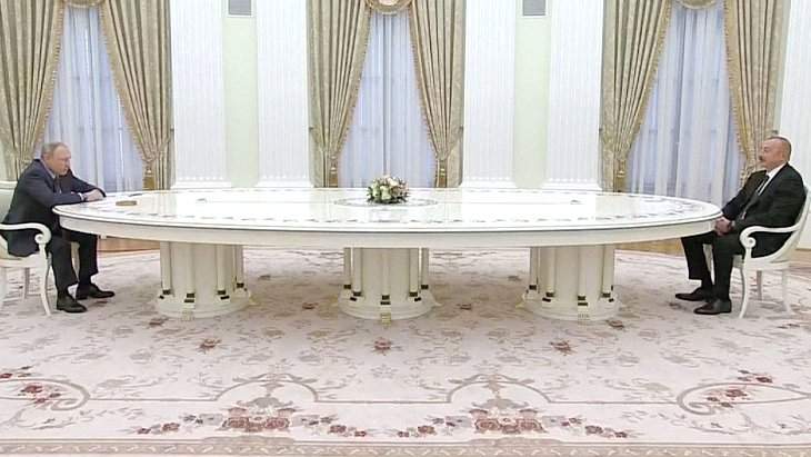 Masada bu kez Aliyev var! Savaş gerilimi öncesi iki lider uzun masada buluştu, sıcak bir görüntü sergiledi