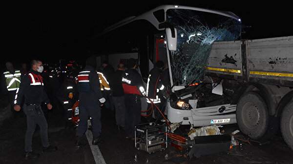 Sivas’ta yolcu otobüsü tırın dorsesine saplandı