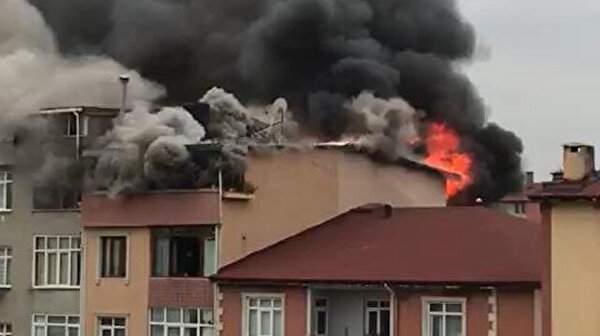 Sultanbeyli’deki çatı yangınından acı haber: Evde mahsur kalan engelli çocuk vefat etti