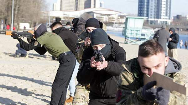 Ukrayna diken üstünde: Vatandaşlara askeri eğitime hız verildi