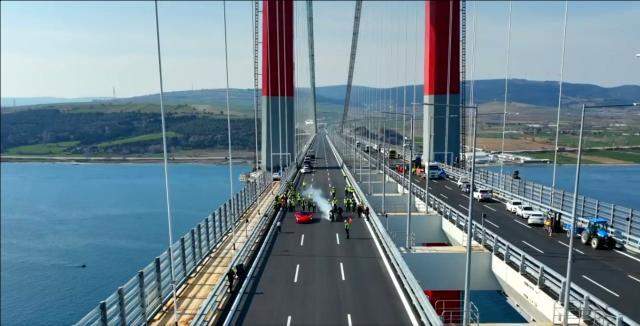 Kenan Sofuoğlu ve Toprak Razgatlıoğlu limitleri zorladı! 1915 Çanakkale Köprüsü’nden öyle geçtiler ki!