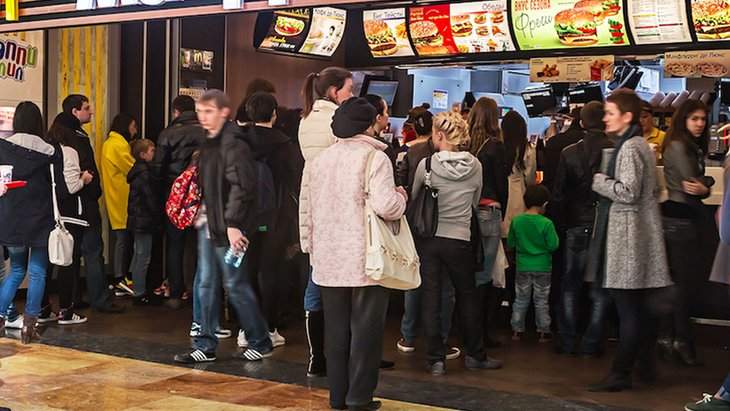 McDonald’s Rusya’da kapatma kararı almıştı! Hamburgerler karaborsaya düştü