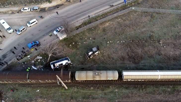 Kırklareli’nde yaşandı: Yük treni, işçi servisine çarpınca 27 işçi yaralandı