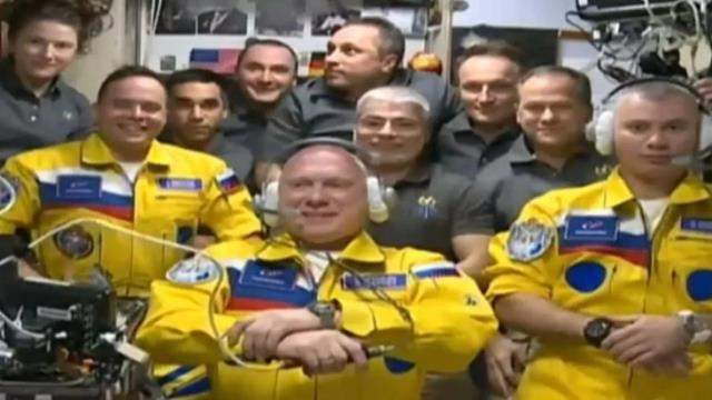 Rus kozmonotlar Ukrayna renkli tulumlarla uzaya gitti: Destek mi, hakimiyet vurgusu mu?