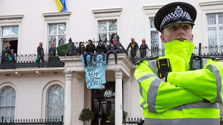 Ukrayna destekçisi protestocular Putin’in kızının Fransa’daki villasını bastılar, villanın kilidini değşitirdiler
