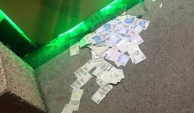 ATM’ye yüklenen fazla para yola saçıldı
